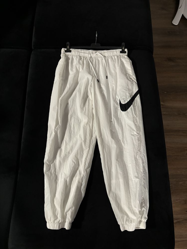 ново Nike шушляк бяло L
