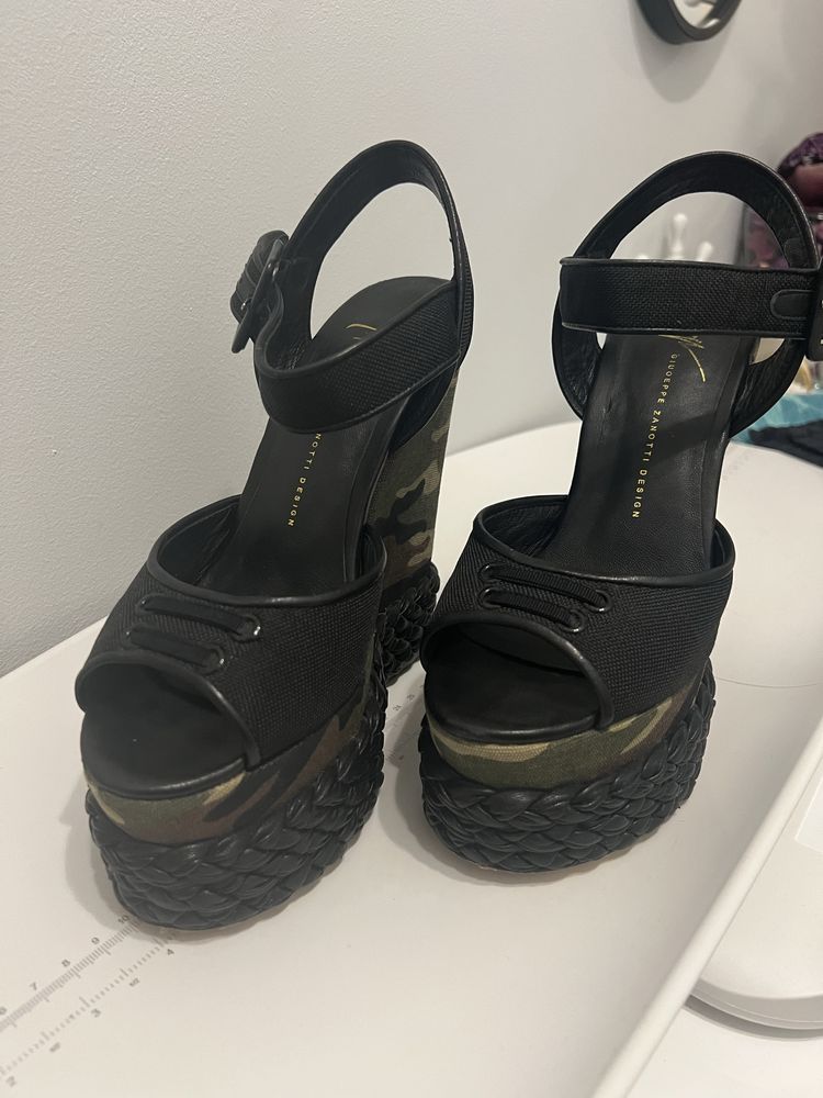 Сандали с платформа - Giuseppe Zanotti