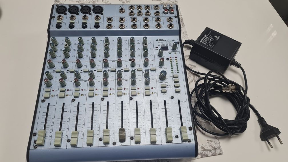 Mixer Alesis cu efecte voci