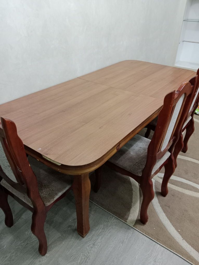 Продается овальный стол с 3 стульями