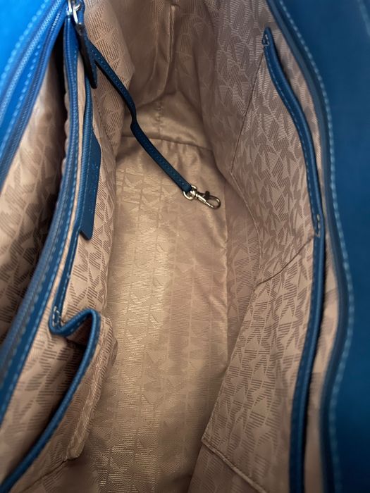 Кожена чанта Michael Kors Jet set shopping синя