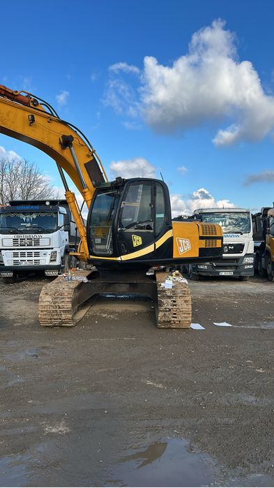 Vand sau inchiriez utilaje de constructii excavator vola basculante