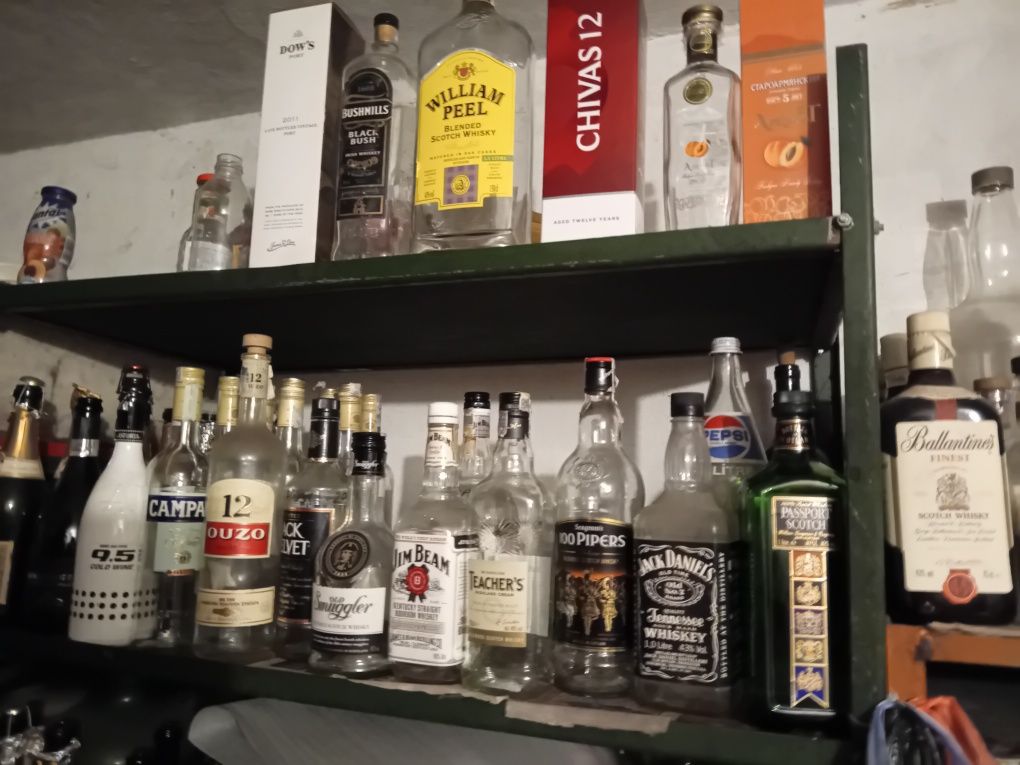 Кутии и бутилки от уиски