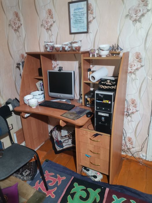 Продам компьютерный стол