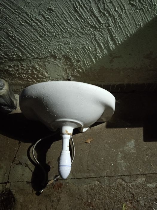 Продам унитаз,раковина,зеркало