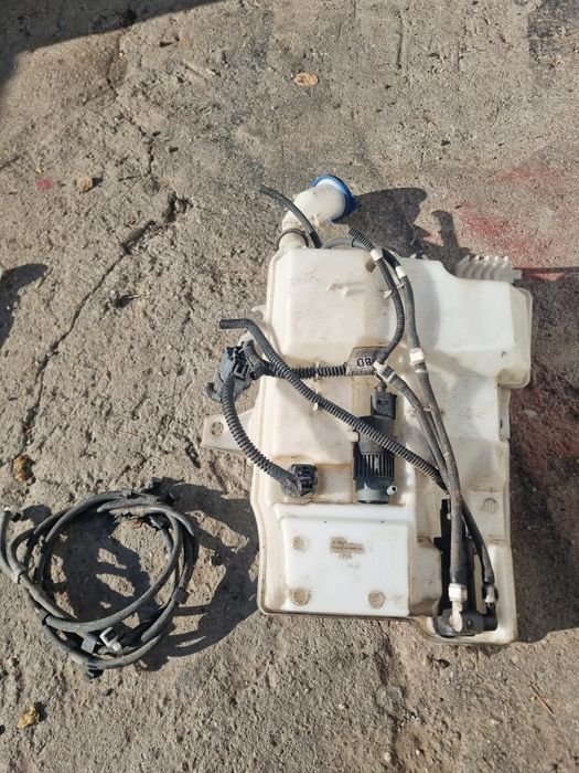 Vas lichid parbriz cu 2 motoroase faruri Bi-Xenon Ford Focus mk3 2012