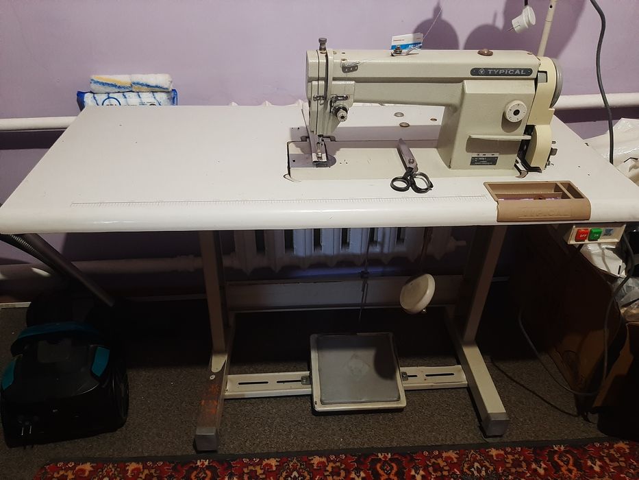 Промышленная швейная машинка.