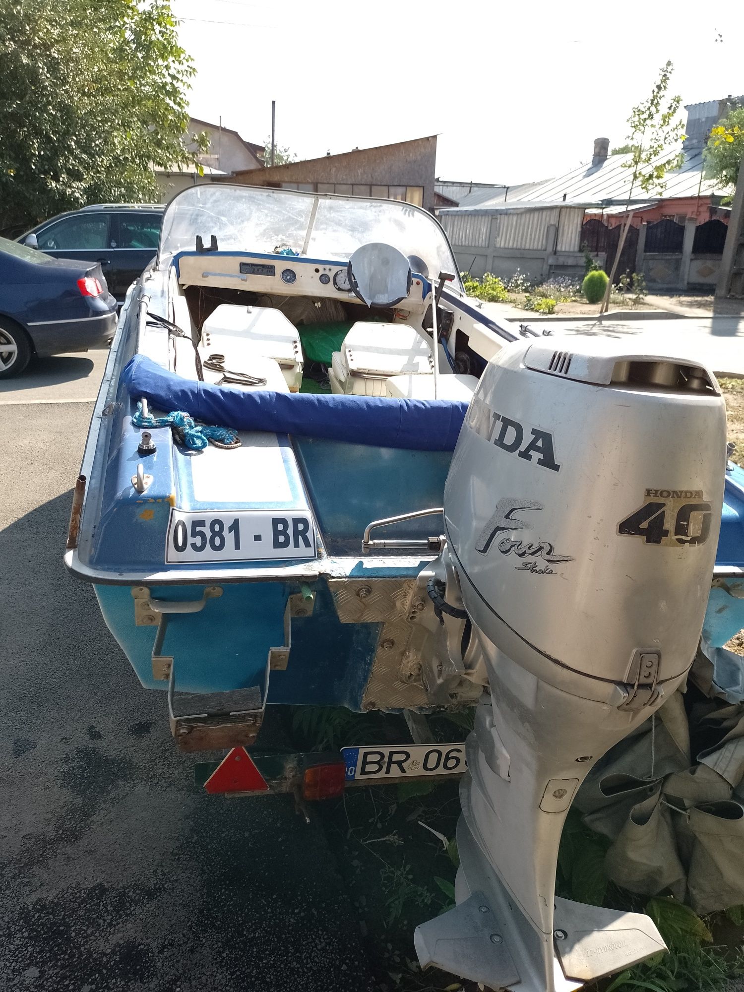 Vând barcă de fibră și peridoc