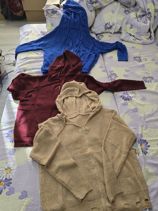 Bluza tricotata cu gluga doamne si domnisoare