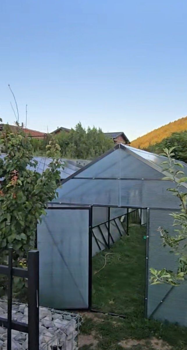 Парник със разглобяеми прозорци