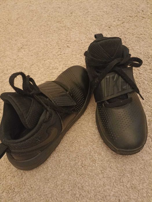 Adidasi Nike din piele naturala