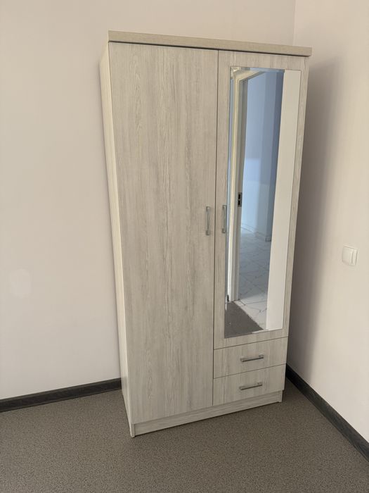 Shkaf va stol birga sotiladi
