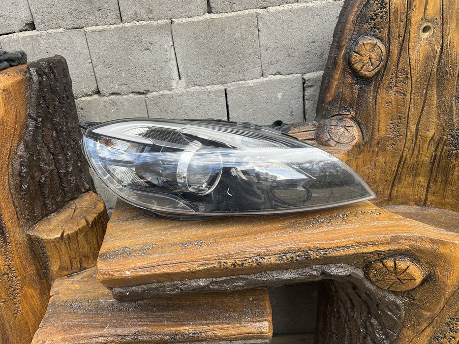 Volvo V40 2017 Xenon десен фар