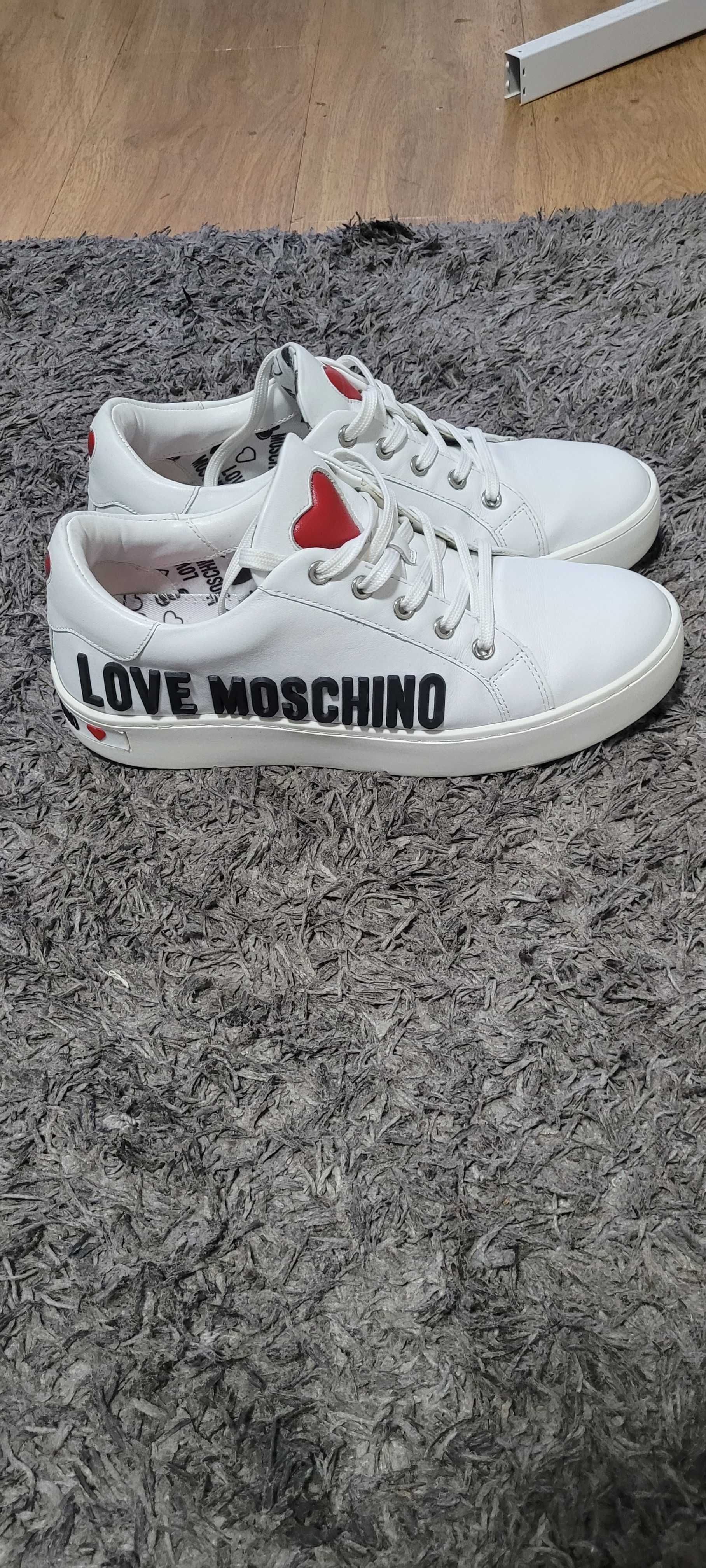 Vand adidasi Moschino