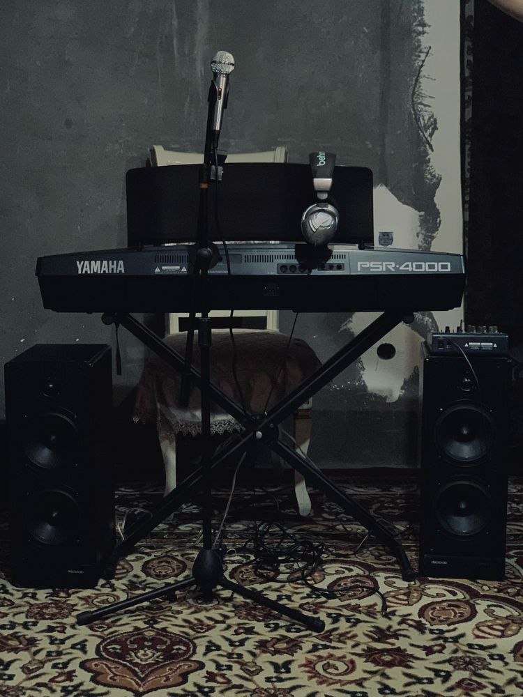 Продаётся синтезатор yamaha psr 4000 с колонкоми