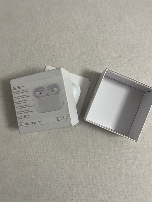 Cutie iPhone13 si AirPods Pro 2 si cablu casti