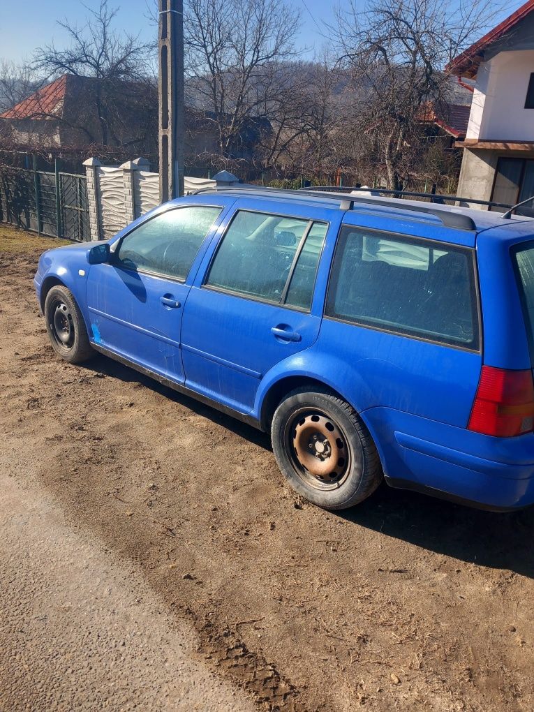 Vând Golf 4,anul 2000!!!