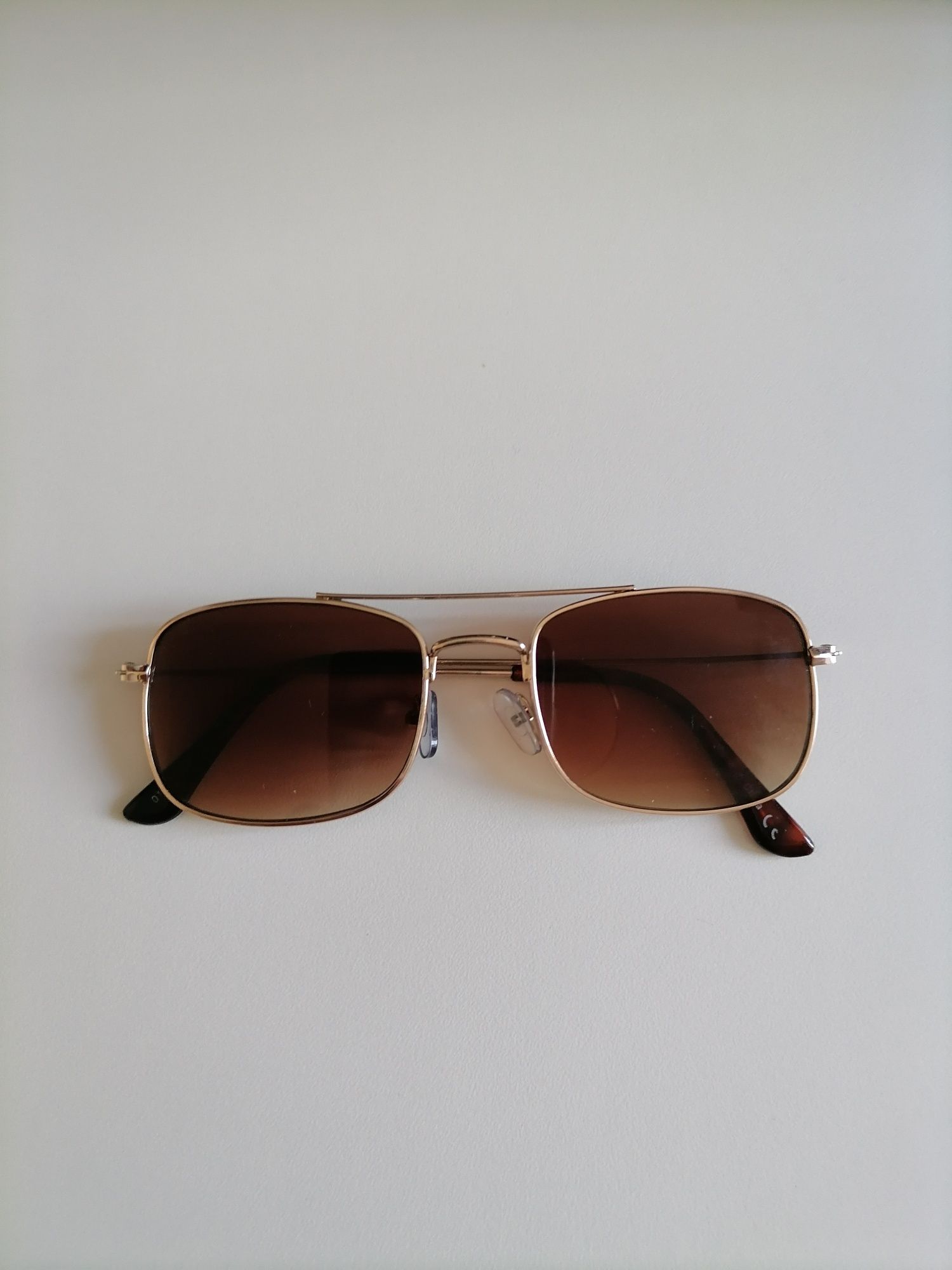 Vând ochelari de soare în stare perfecta, produs de calitate.
