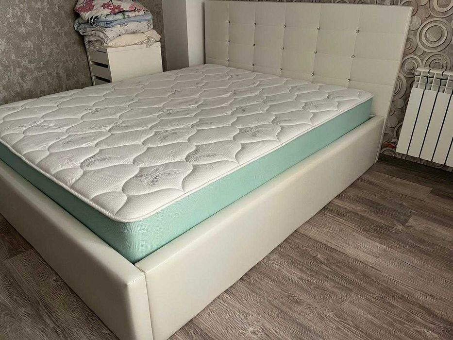 кровать двухспальная с тумбочкой