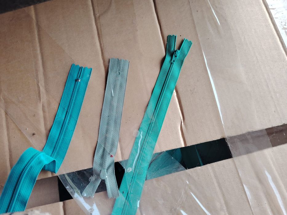 Stocuri de ață, fermoare ,nasturi, umerașe, haine firmate