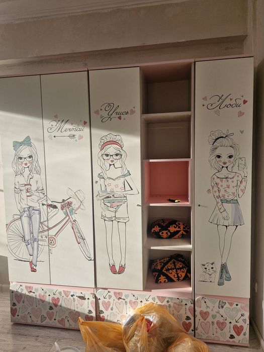 Шкаф в отличном состоянии много отделов.