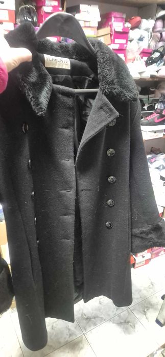 Продавам дамски черни палта.