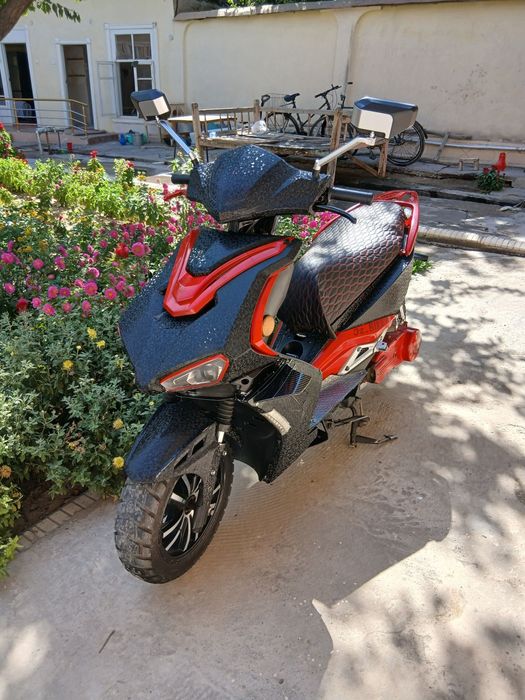 Skuter italiya r2 sotiladi
