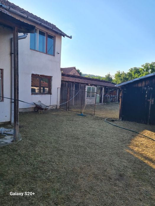 Vand casa la tara la 10 km de Dobra