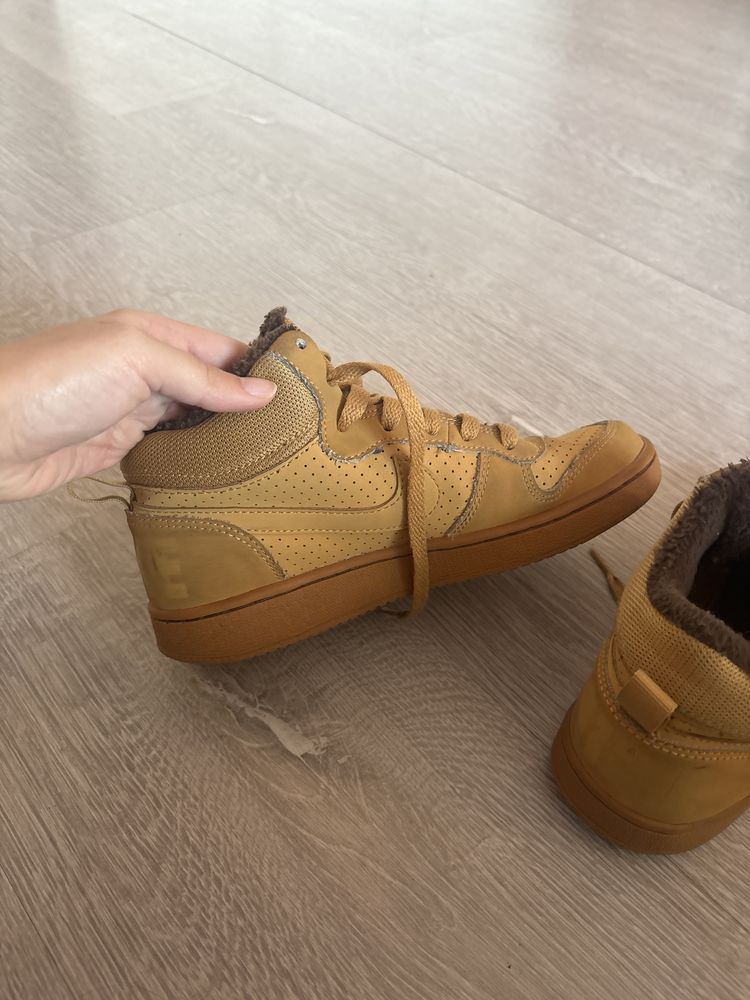 маратонки Nike.