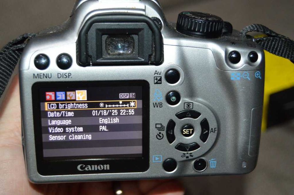 Foto DSLR Canon EOS Rebel XS 1000D obiectiv Canon EF 18-55 citeste tot