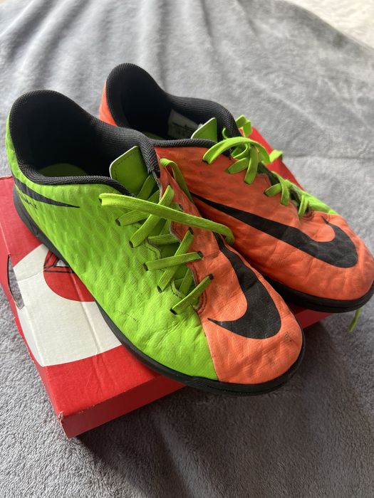 Футболни обувки за зала