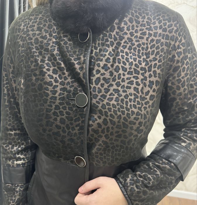 Продается фирменное кожаное пальто с норковым воротником