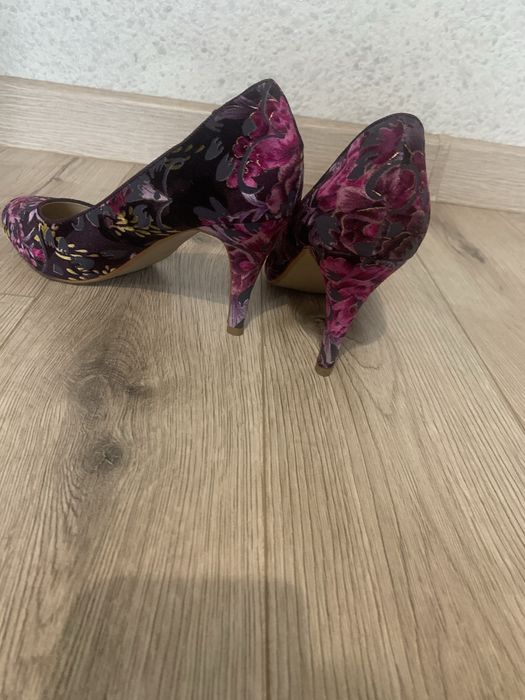 Дамски обувки на висок ток