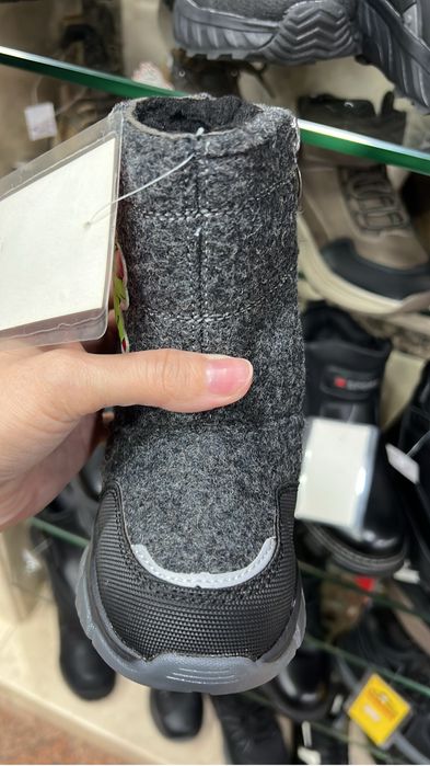 Продам срочно новые ботинки подойдёт на мальчика и девочке