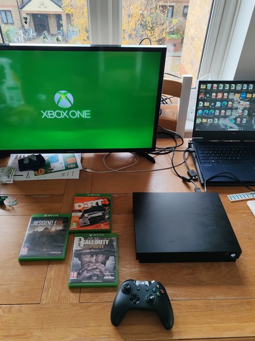 Xbox One X 1TB + 1х джойстик и три хитови игри!