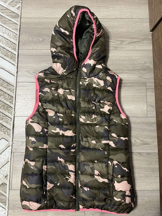 Олекотен елек с качулка