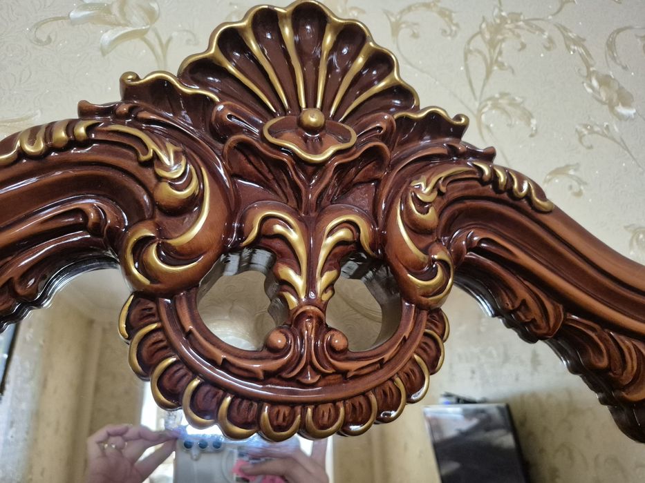 Срочно продаётся Дубайский комод (трюмо) с зеркалом в гостиную.