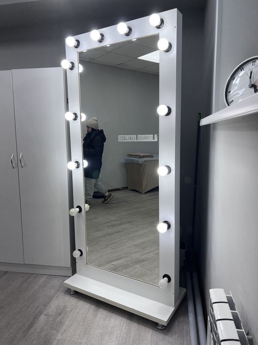 Продаю стильное напольное гримерное зеркало с подсветкой.