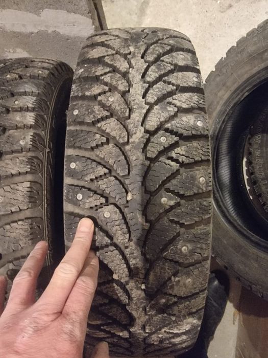 Продам зимние шипованные  шины