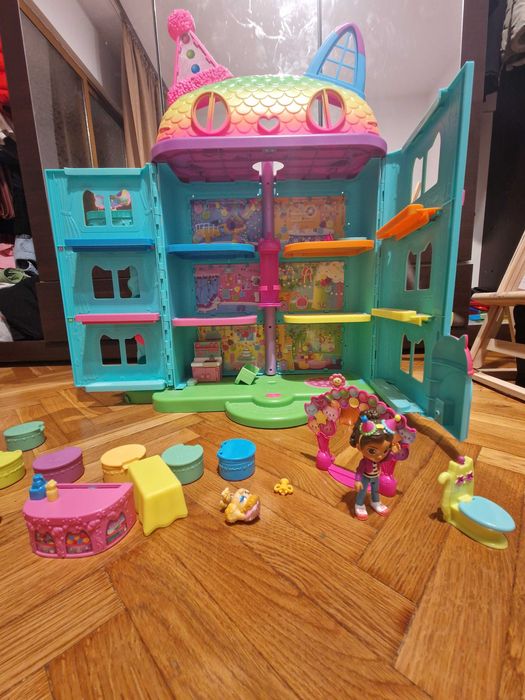 Casa lui Gabby Part House, lumina si sunetul, set de joaca cu figurine