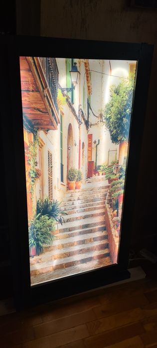 Vand fereastra falsa iluminata led strada Grecia