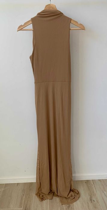 Официална дълга рокля без ръкави в карамелен цвят