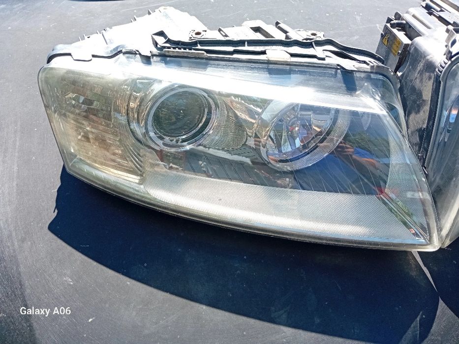 Vând far cu xenon stanga/dreapta pentru audi a8 D3 în stare perfecta