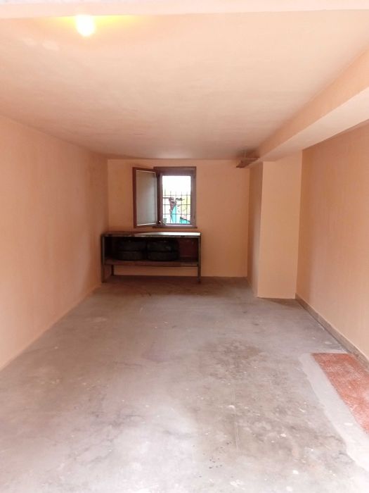 Гараж и предгаражно място