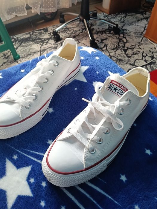 Vând tenesi converse