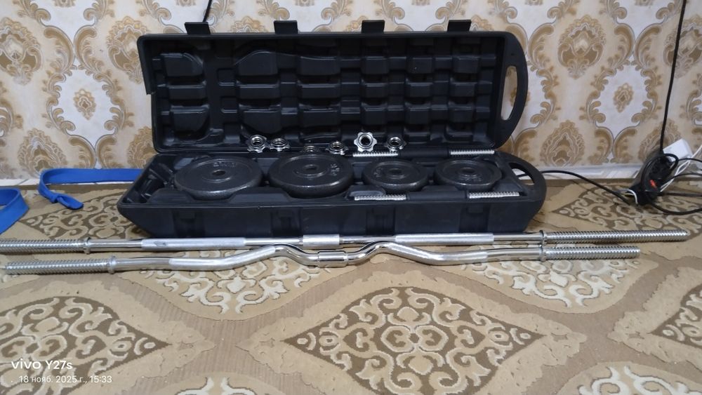 набор гантелей...