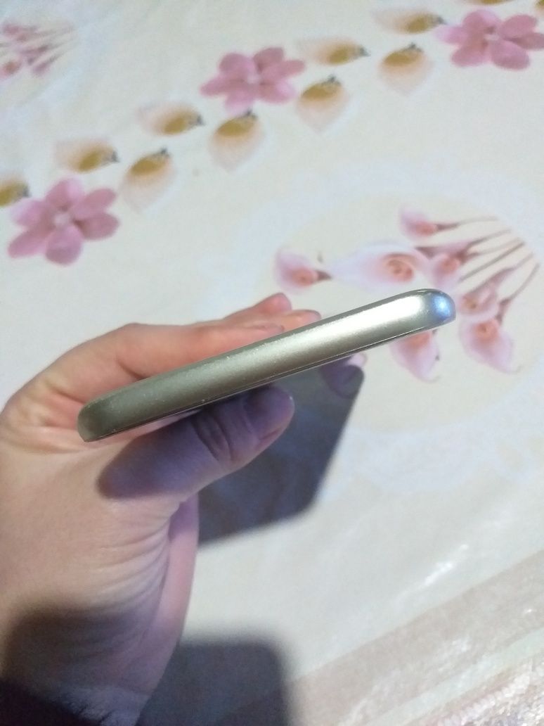 Tel sotiladi Samsung J4 400ming aybi yóq  hamma yeri radnoy pomet 1.9g