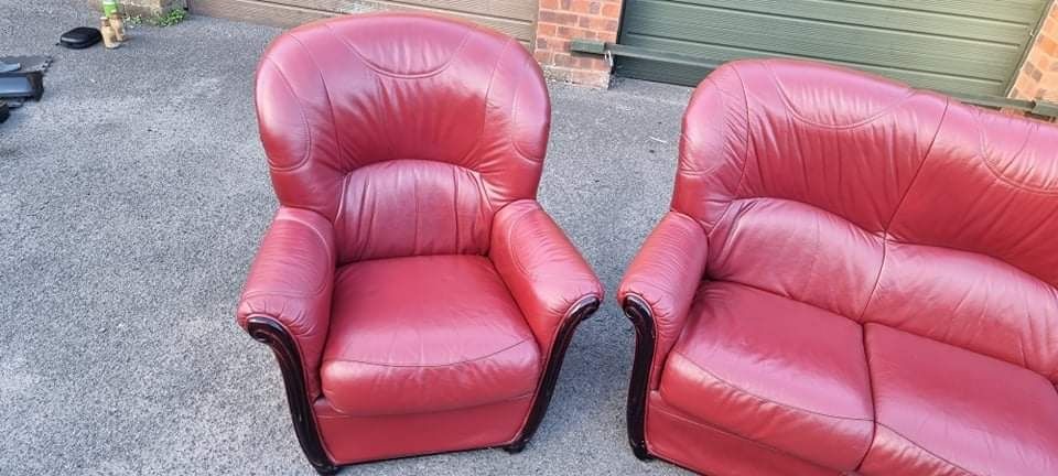 Canapea 3+1+1 piele visiniu insertie lemn negru