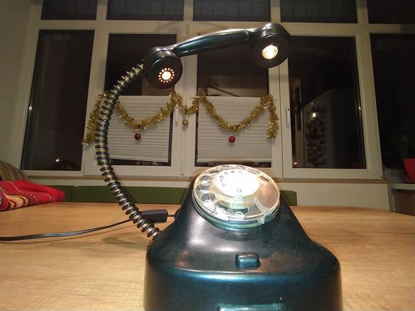 Бакелитов черен телефон преработен на нощна лампа с "летяща слушалка"