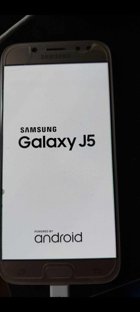 Телефон Samsung Galaxy J5